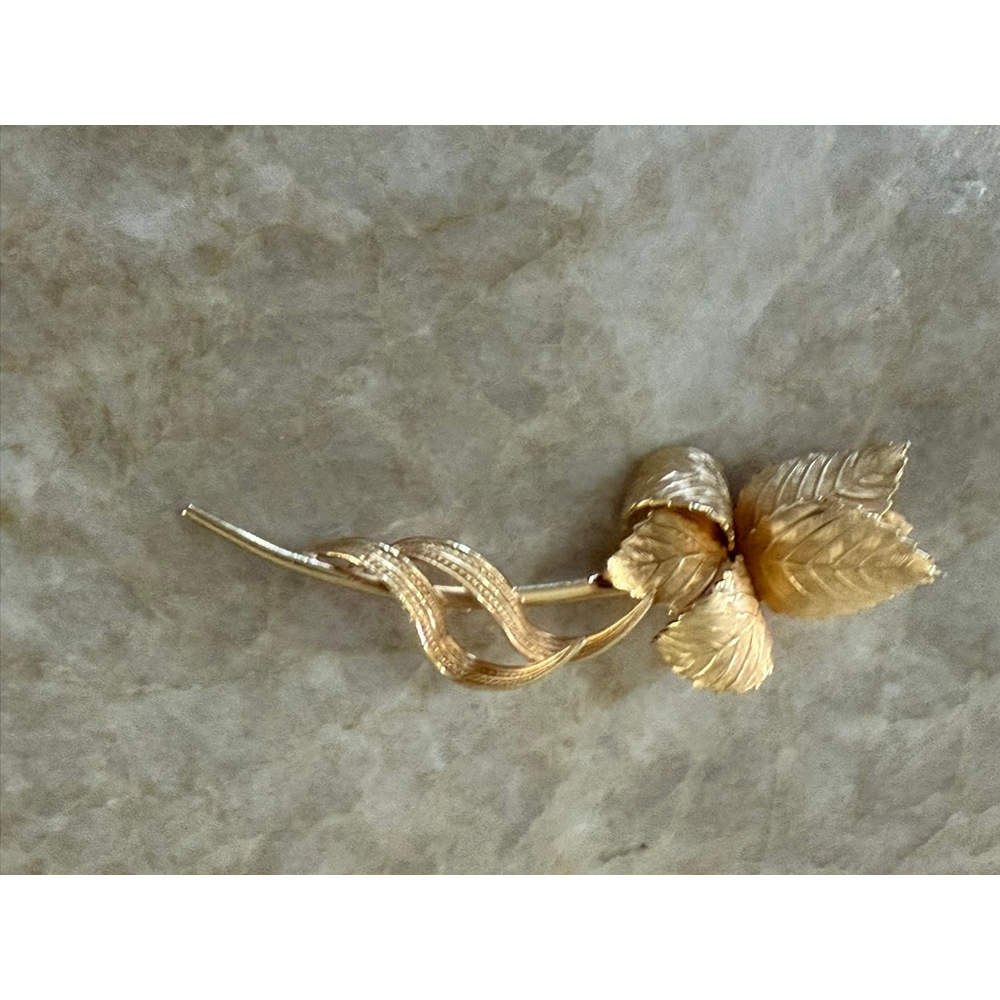 Giovanni Gold Tone Leaf Brooch Pin 24k plated vintage 1966. Christmas rose